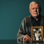 André Bamberski con la foto della figlia Kalinka nel film true crime L'Assassino di Mia Figlia su Netflix