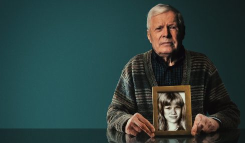 André Bamberski con la foto della figlia Kalinka nel film true crime L'Assassino di Mia Figlia su Netflix