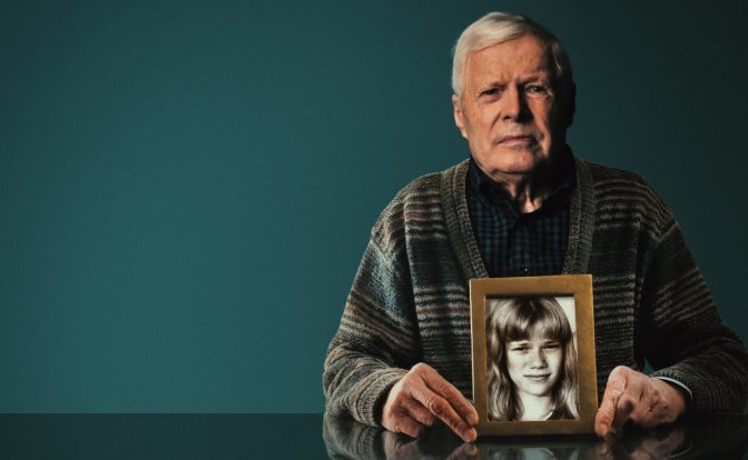 André Bamberski con la foto della figlia Kalinka nel film true crime L'Assassino di Mia Figlia su Netflix