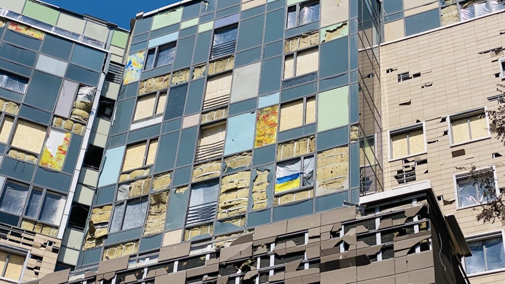 Bandiera ucraina sulla finestra sventrata, ospedale Ohmatdyt, Kyiv, 11 luglio 2024. (c) Marina Sorina