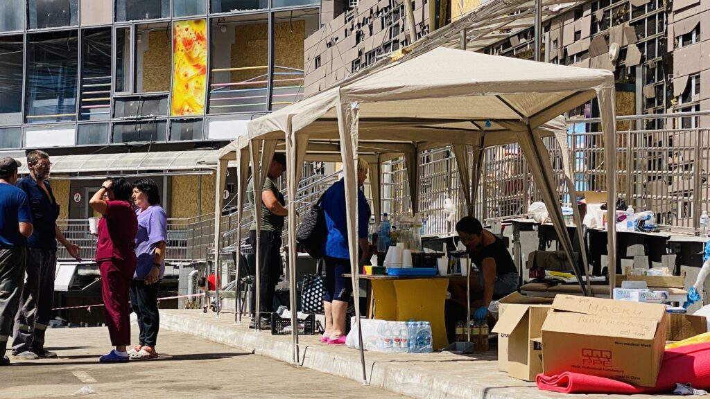 Tenda dei volontari, ospedale Ohmatdyt, Kyiv, 11 luglio 2024. (c) Marina Sorina