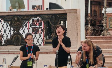 L'autrice Mieko Kawakami al termine dell'incontro alla Basilica Palatina di Santa Barbara di Mantova