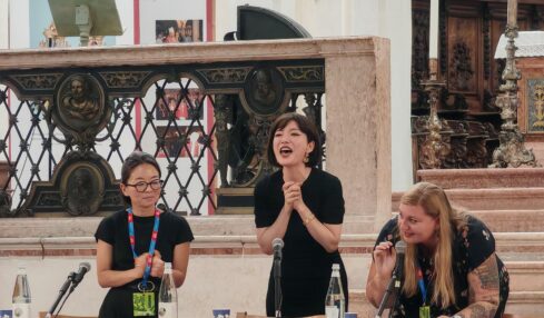 L'autrice Mieko Kawakami al termine dell'incontro alla Basilica Palatina di Santa Barbara di Mantova