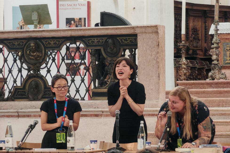 L'autrice Mieko Kawakami al termine dell'incontro alla Basilica Palatina di Santa Barbara di Mantova
