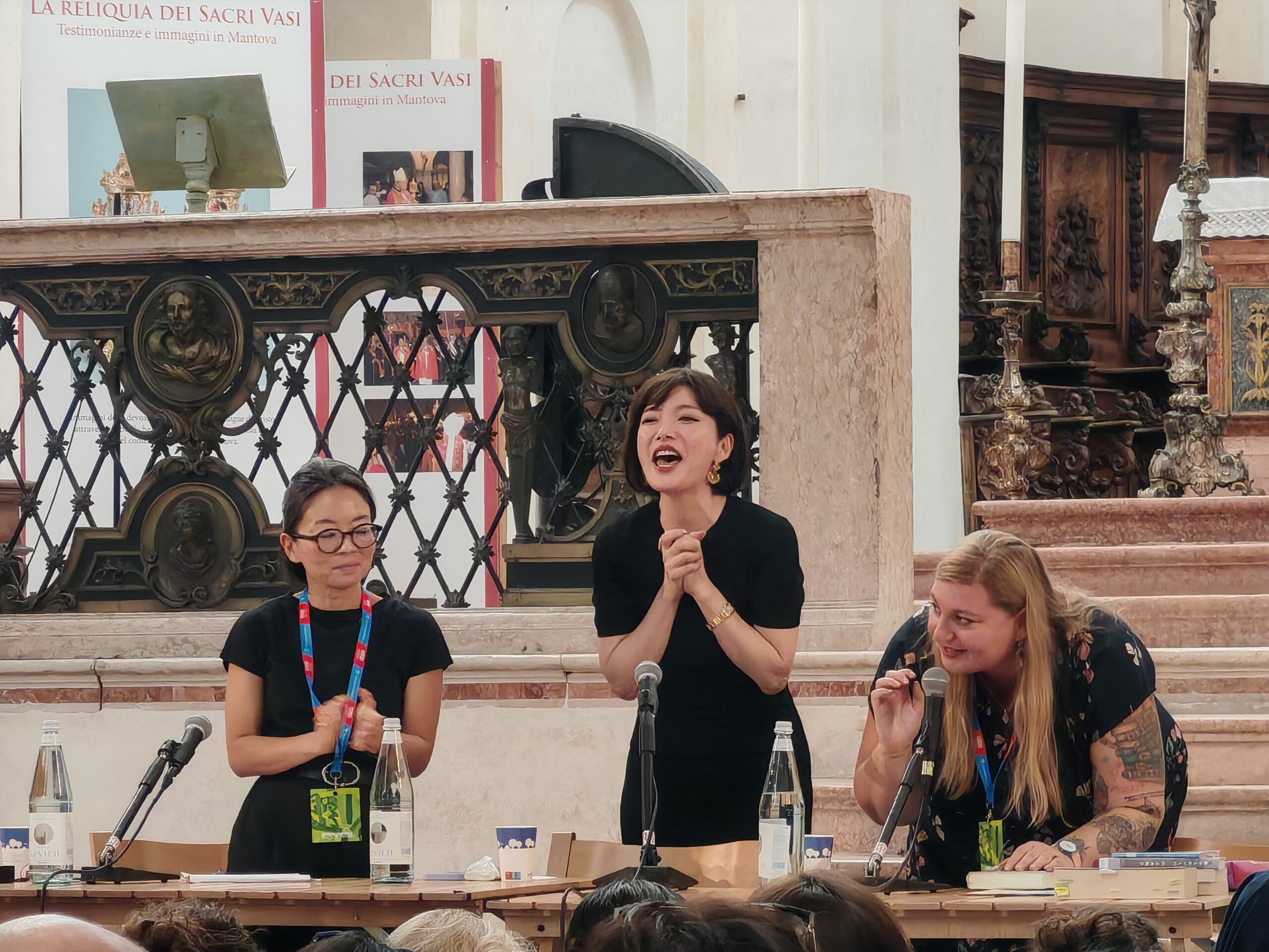 L'autrice Mieko Kawakami al termine dell'incontro alla Basilica Palatina di Santa Barbara di Mantova