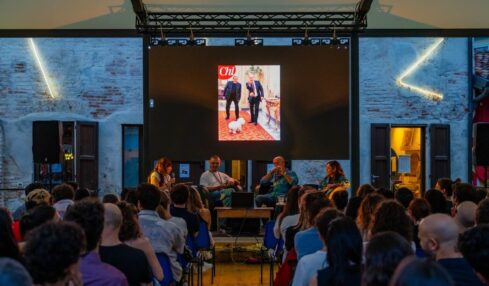 Palco di Iconografie 2026, festival sul XXI secolo a Milano