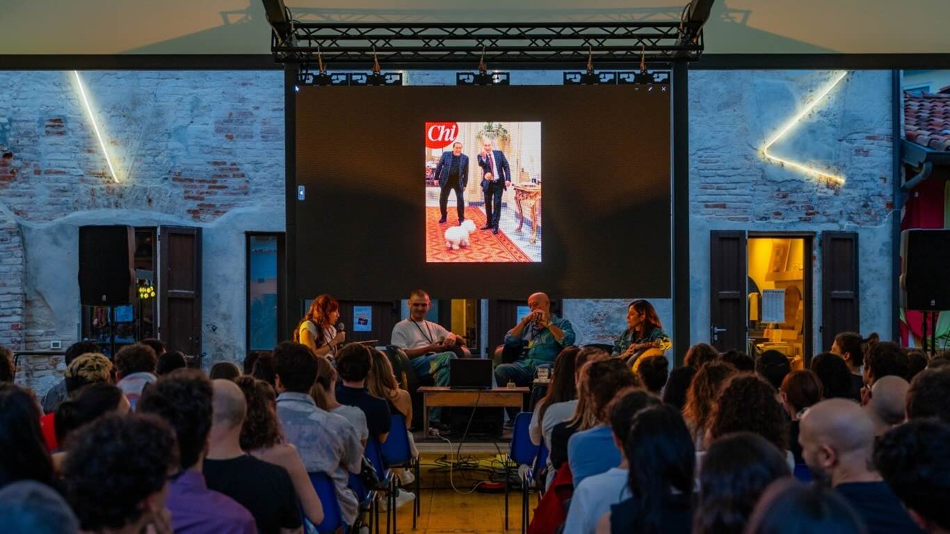 Palco di Iconografie 2026, festival sul XXI secolo a Milano