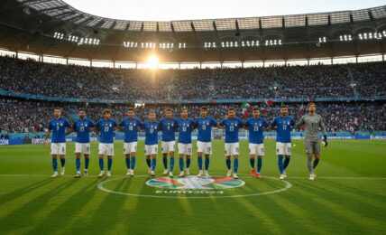La Nazionale italiana di calcio schierata in campo abbracciata in cerchio a centrocampo prima di una partita agli Europei 2024.